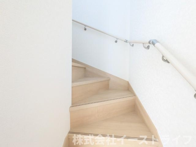【新築戸建】　いわき市錦町第32の内装|4号棟写真　階段スペースです。手すりが付いているので上り下りも安心です。