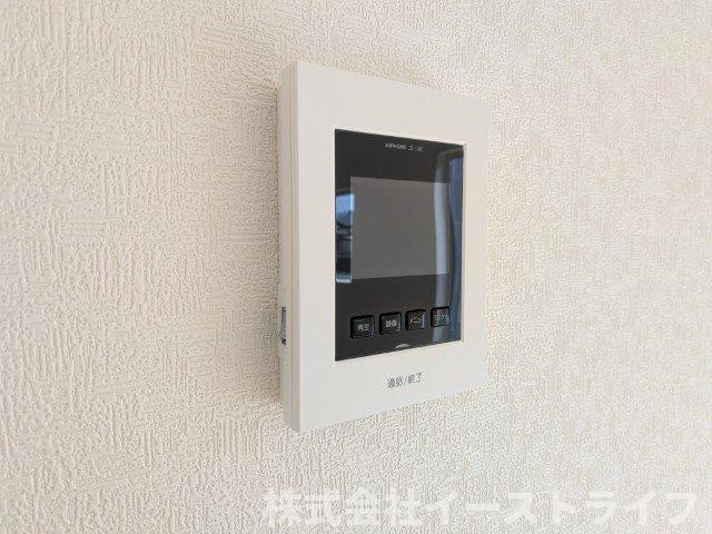 【新築戸建】　いわき市錦町第32の防犯設備|4号棟写真　テレビモニター付きインターフォンです。玄関のドアを開けることなく来客の顔や声を確認できるため、トラブルの防止につながります。