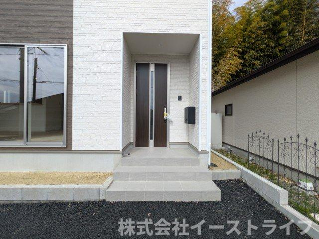 【新築戸建】　いわき市錦町第32の玄関|4号棟写真　玄関ポーチもある落ち着いた玄関です。