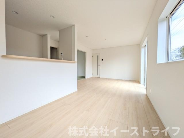 【新築戸建】　いわき市錦町第32の居間・リビング|4号棟写真　広いリビングは、ご家族でゆっくりくつろぎたい方におすすめです。