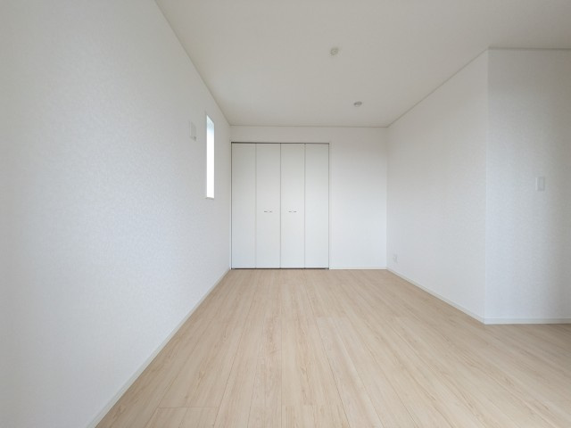 【新築戸建】　いわき市錦町第32の洋室|4号棟写真　洋室は和室と比べて家具を置いたり敷物を敷いたりと、カスタマイズ性が高いので、自分の好みの部屋にしやすいです♪