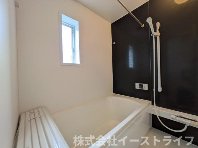 【新築戸建】　いわき小名浜花畑町第4の浴室|1号棟写真　リラックスできる雰囲気の浴室です。洗い場が広々としています。浴槽も広くリラックスするには最適です。１日の疲れが取れる、癒しの場所になりそうです。