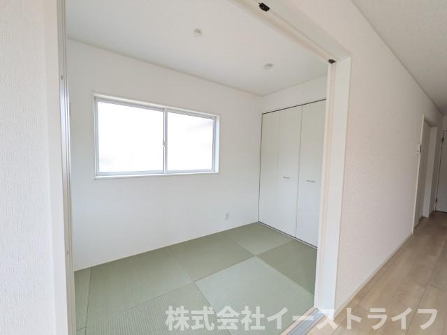【新築戸建】　いわき小名浜花畑町第4の和室|1号棟写真　リビング隣の和室は来客時やお子様の遊び場として最適です！和室は遮音性に優れており、フローリングよりも柔らかいため、お子様のいるファミリーに人気です◎