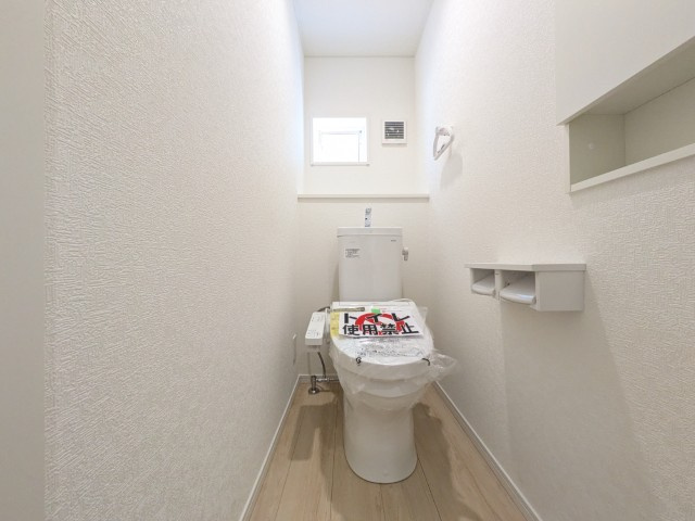 【新築戸建】　いわき市泉滝尻第1　全2棟のトイレ|１号棟写真　落ち着いた色調のトイレで、温水洗浄機能付き便座です。２階にも設置されているので、利便性も◎