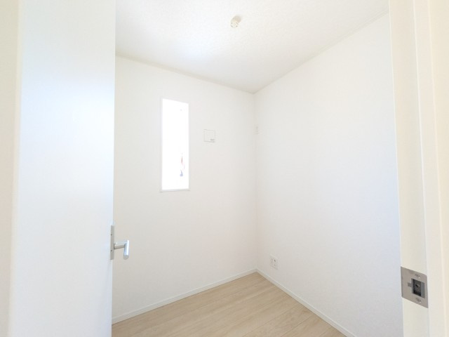 【新築戸建】　いわき市泉滝尻第1　全2棟のその他|１号棟には書斎があり、ワークスペースや趣味の部屋などに◎意外と嵩張る・・・けど捨てたくない！となりがちなお子様のお絵描き、工作、自由研究・・・大切な思い出もたっぷり納められる大型収納にも◎