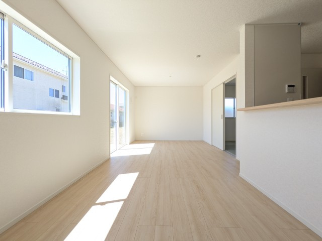【新築戸建】　いわき市泉滝尻第1　全2棟の居間・リビング|１号棟写真　家族が自然と集まる広いリビングは、ご家族でゆっくりくつろぎたい方におすすめです。