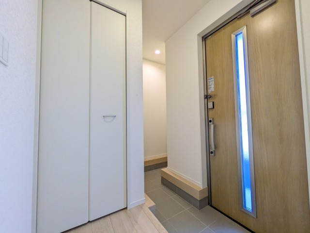 【新築戸建】　いわき市泉滝尻第1　全2棟の玄関|１号棟写真　エントランススペースがあるのでベビーカーなどもしまえます。