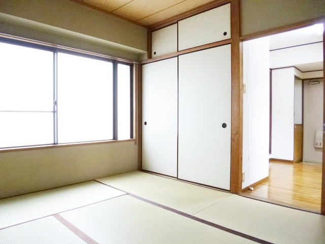 めぞんエルの居間・リビング|大きな窓のある居室です！