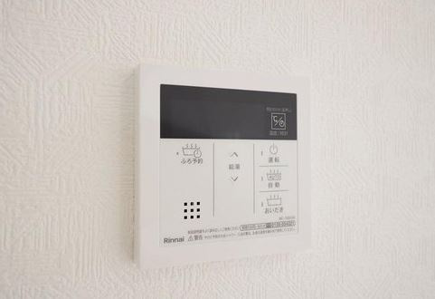 【新築】川越市笠幡平屋建て新築住宅の発電・温水設備|給湯器操作パネルです