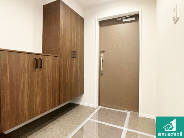 ルイシャトレ垂水壱番館の玄関|たくさん収納できるシューズボックス付！
