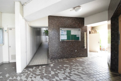 【エントランス】 | 千里桃山台団地A1棟 | サイトに掲載されていない箇所の写真、撮影してお届けさせて頂きます！気になる物件で、見たい部分の画像が無い場合は、弊社スタッフまでご連絡下さいませ。お客様の気になる箇所を、カメラにて撮影して参ります！