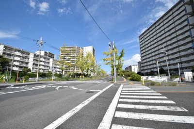 【周辺】 | 千里桃山台団地A1棟 | 現在ご返済中のカーローン・カードローン・教育ローンなどを住宅ローンに一本化したり、家具家電購入費用・引越し費用を住宅ローンと組み合わせるなど、お客さまにメリットの多い住宅ローンのご提案が可能です。