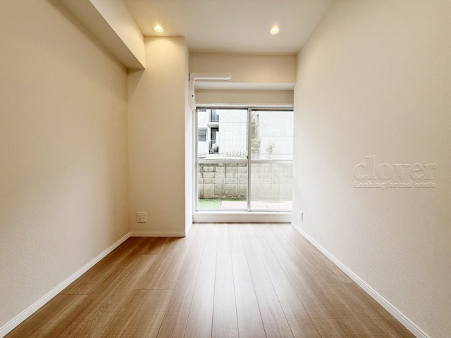 【子供部屋】 | 上池台スカイマンション | 窓から明るい光が差し込む洋室。ベッドを置いて個人居室にする場合は、多くの時間を過ごすことになる空間です。使い勝手や落ち着きを想像してください。～即日のご見学可能～　お問合せはお気軽にどうぞ。
