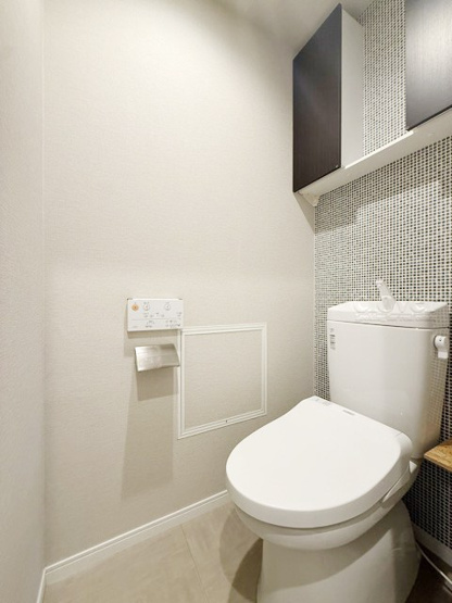 【トイレ】 | 上池台スカイマンション | 上部に収納を備えたトイレです。自宅の中でも最もプライベートな空間だからこそ、ほしい「落ち着き」がここにあります。～即日のご見学可能～　お問合せはお気軽にどうぞ。
