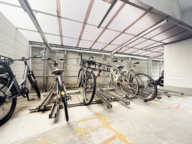 【駐輪場】 | 上池台スカイマンション | 自転車置き場。マンションの共用部にあたります。空きの有無や駐輪料金、各戸の台数制限などについては、改めてお問い合わせください。～即日のご見学可能～　お問合せはお気軽にどうぞ。