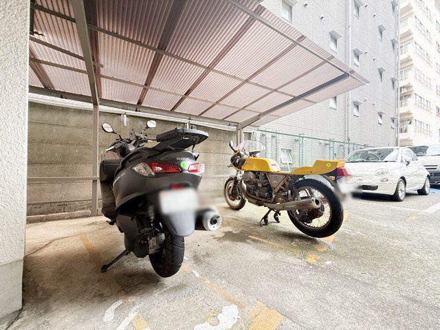 【駐車場】 | 上池台スカイマンション | バイク置き場。空き区画の有無や駐輪料金、サイズおよび排気量規定などについては、改めてお問い合わせください。～即日のご見学可能～　お問合せはお気軽にどうぞ。