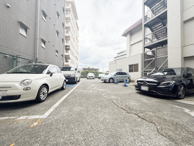 【駐車場】 | 上池台スカイマンション | マンションの駐車場スペース。空きの有無や駐車料金、サイズ規定などについては、改めてお問い合わせください。～即日のご見学可能～　お問合せはお気軽にどうぞ。