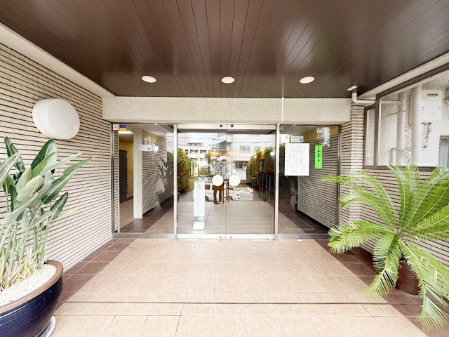 【ロビー】 | 上池台スカイマンション | 広々としたエントランスホール。入口の門をくぐった先にある、開放感と清潔感をあわせもつ空間です。お客様をお出迎えする際の、ロビーの役割も果たします。～即日のご見学可能～　お問合せはお気軽にどうぞ。