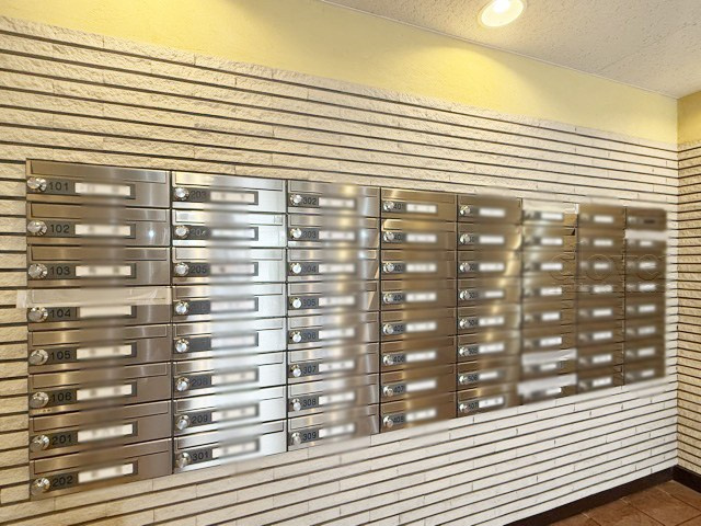 【設備】 | 上池台スカイマンション | 郵便物を受け入れる住民共用のポスト。「集合ポスト」とも呼びます。ここもまた、マンションの「顔」のひとつです。～即日のご見学可能～　お問合せはお気軽にどうぞ。