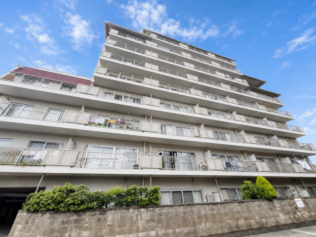 【外観】 | 上池台スカイマンション | 青空によく映える建物です。手入れの行き届いた外壁やマンション正面エントランスなど、綺麗な姿をぜひ一度、現地にてご覧ください。～即日のご見学可能～　お問合せはお気軽にどうぞ。