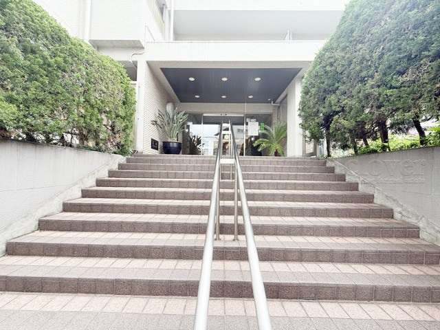 【エントランス】 | 上池台スカイマンション | お客様を、そして住人を出迎えてくれるマンションのエントランス。ゴミが落ちていないことからも、管理状態の良さや住民の節度の高さが見て取れます。～即日のご見学可能～　お問合せはお気軽にどうぞ。
