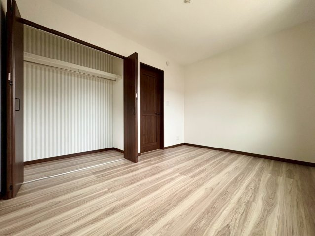 「LDK18帖」高知市大津甲2号棟　新築一戸建ての洋室|たっぷり収納できるクローゼットを完備。衣類はもちろん、かさばる季節家電や荷物もスッキリお片付け♪