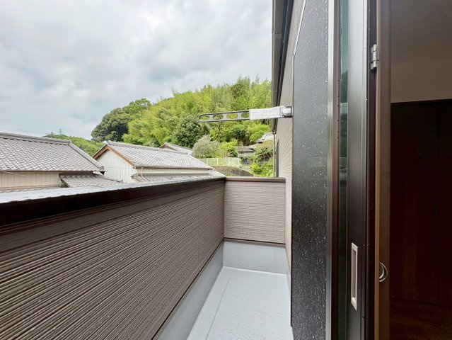 「LDK18帖」高知市大津甲2号棟　新築一戸建てのバルコニー|見晴らしの良いバルコニー。風通し・陽当たりも良好で、毎日のお洗濯物や布団干しも快適にこなせます。
