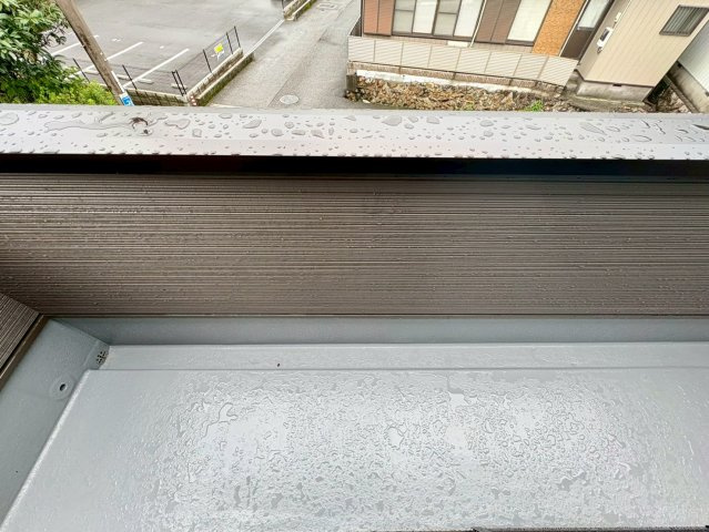 「LDK18帖」高知市大津甲2号棟　新築一戸建てのバルコニー|ゆとりのあるバルコニースペース。十分な広さが確保されており、洗濯物が多い日でもたっぷり干せます。