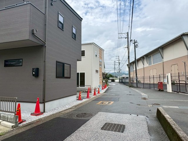 「LDK18帖」高知市大津甲2号棟　新築一戸建ての前面道路含む現地写真|見通しの良い前面道路。お車の出し入れもスムーズに行える道幅があり、毎日の運転も安心の住環境です。