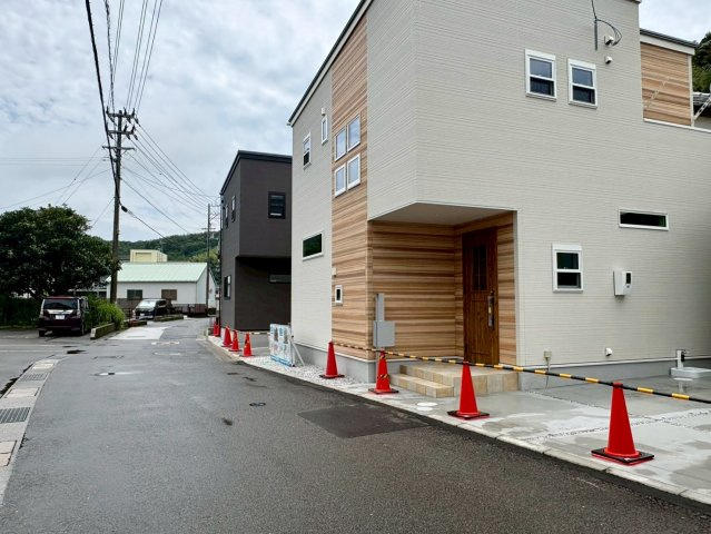 「LDK18帖」高知市大津甲2号棟　新築一戸建ての前面道路含む現地写真|閑静な住宅街に位置する落ち着いた周辺環境。車の通りも多すぎず、小さなお子様がいるご家庭も安心です。