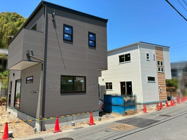 「LDK18帖」高知市大津甲2号棟　新築一戸建ての前面道路含む現地写真