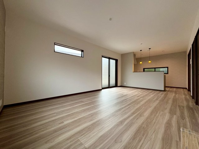 「LDK18帖」高知市大津甲2号棟　新築一戸建ての居間・リビング|窓から明るい光が差し込む開放感あふれるリビング。ご家族みんなでゆったりとくつろげる癒しの空間です。