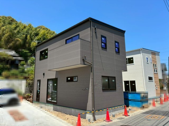 「LDK18帖」高知市大津甲2号棟　新築一戸建ての外観|隣には雰囲気が全く違う、明るくて可愛いらしいデザインのお家もあります☆どちらがお好きですか？