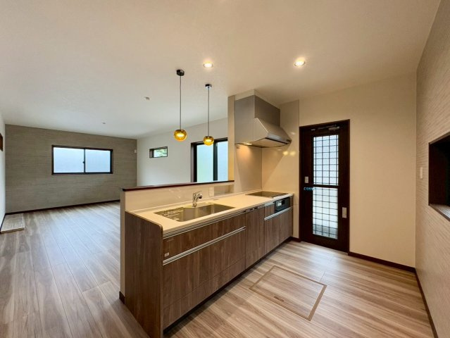 「LDK18帖」高知市大津甲2号棟　新築一戸建ての居間・リビング|カフェのような雰囲気漂う対面式キッチン。リビングを見渡せるので、お子様がいるご家庭も安心の設計です。