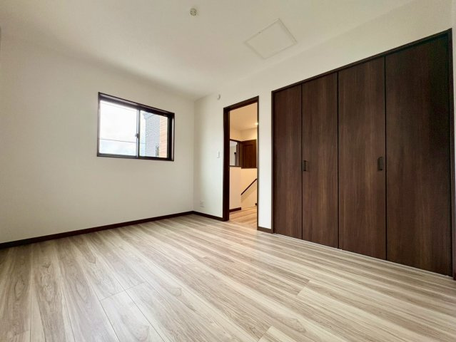 「LDK18帖」高知市大津甲2号棟　新築一戸建ての洋室|落ち着いた色合いの建具がお部屋を引き締めます。大容量のクローゼット付きでお部屋を広く使えます。