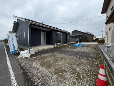【前面道路含む現地写真】 | 渋川市半田　新築住宅　 | 完成済み！いつでも新生活を始めることができます。
開放感あるLDK！
陽当り、風通しも良い暖かな住まいです。
KOALIVE （コアライブ）【0120-919-727】