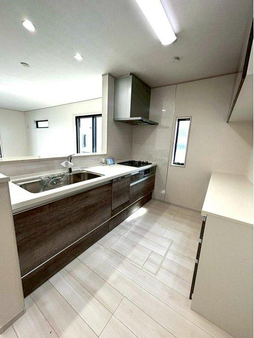 花中町　新築戸建のキッチン|大人気の対面型システムキッチンになってます。
家族の様子を見ながら楽しく料理ができます♪
食洗機もあるので片付けがらくらくです。