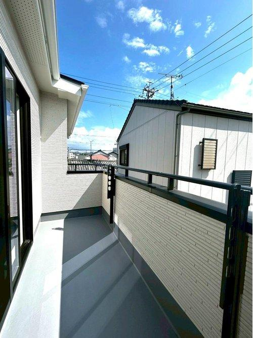 花中町　新築戸建のバルコニー|南向きの日当たり良好なバルコニーで洗濯物が気持ちよく干すことができます♪