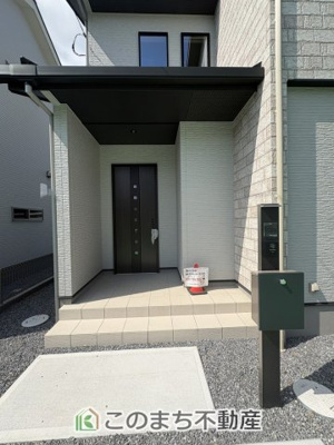 【エントランス】 | ワイウッドコート栃木市大平町富田第1期　3号棟 | 雨の日の入退室も安心の玄関ポーチ☆