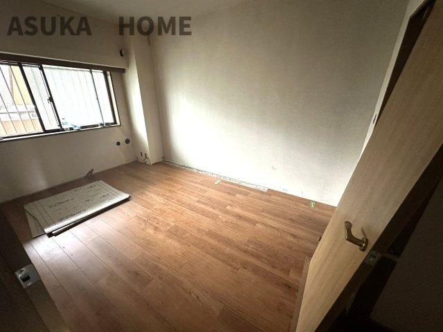 ヒルズ横浜ガーデンホームズの洋室|主寝室にちょうど良い広さの廊下側のお部屋です。照明無しでも明るさが充分あるお部屋です。