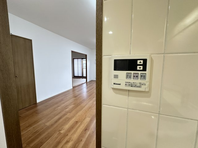 ヒルズ横浜ガーデンホームズの浴室|キッチン横にあるのでお料理しながら片手間でお風呂の準備が楽々です。