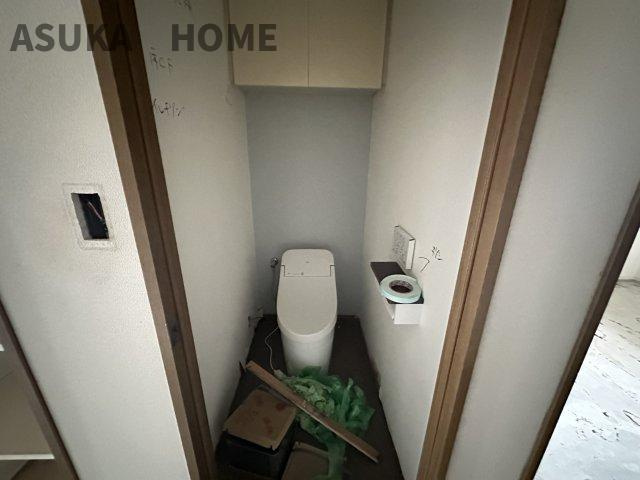 ヒルズ横浜ガーデンホームズのトイレ|温水洗浄便座のトイレ設備です！トイレ上部にはあると便利な吊戸棚を設置！