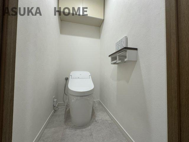 ヒルズ横浜ガーデンホームズのトイレ|温水洗浄便座のトイレ設備です！トイレ上部にはあると便利な吊戸棚を設置！