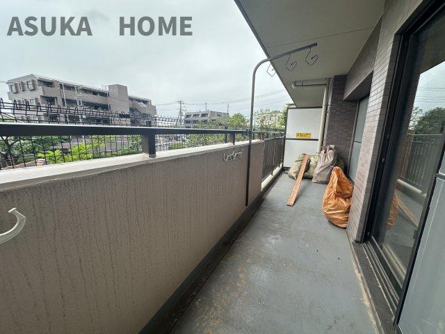 ヒルズ横浜ガーデンホームズのバルコニー|撮影日はあいにくの曇り空でしたが南向きで陽当りが良く洗濯物の渇きも早いので家事の時短に◎