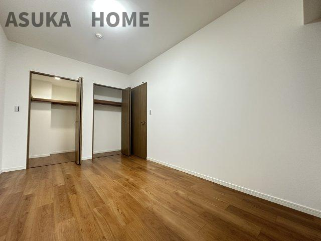 ヒルズ横浜ガーデンホームズの洋室|主寝室にちょうど良い広さの廊下側のお部屋です。ウォークインクローゼットなど収納もたっぷり！