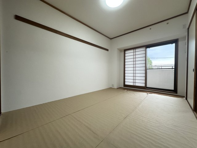 ヒルズ横浜ガーデンホームズの和室|掃き出し窓に面した6帖の和室です。たっぷり陽射しが降り注ぐ明るい室内は目覚めの良い朝を迎えられそう！