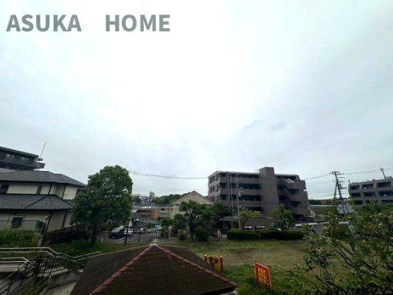 ヒルズ横浜ガーデンホームズの展望|撮影日はあいにくの曇り空でしたがお隣の公園を望む見通しの良い景色です。ぜひ実際にご覧になって下さい。