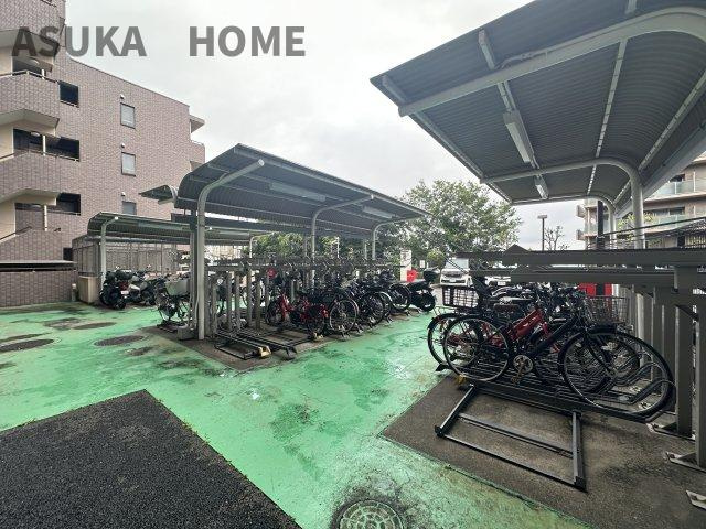 ヒルズ横浜ガーデンホームズの駐輪場|大切な自転車を雨から守ってくれる屋根付きの駐輪スペースです。