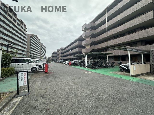 ヒルズ横浜ガーデンホームズの駐車場|駐車場やバイク置き場の空き状況については、その都度、確認いたしますのでお気軽にお聞きください。