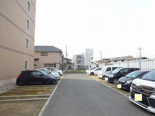 ファイン・スクエアーの駐車場